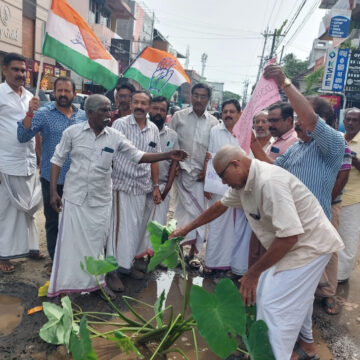IMG_7578 എടപ്പാൾ- പൊന്നാനി ദേശീയപാതയിലെ കുറ്റിക്കാട് ചേമ്പ് നട്ട് പ്രതിഷേധിച്ചു.