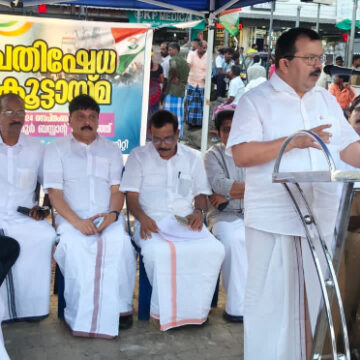 IMG_7997 തിരൂർ ബ്ലോക്ക് കോൺഗ്രസ് കമ്മിറ്റി പ്രതിഷേധ കൂട്ടായ്മ സംഘടിപ്പിച്ചു.
